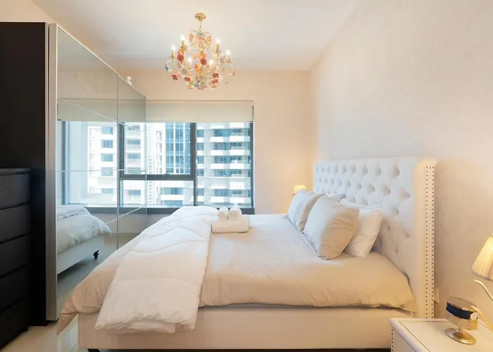 Downtown Dubai, Luxury 2 Bed 2 Bath Apartment - Pool, Gym, Aircon, Parking - Views Of The Dubai Fountain & Burj Khalifa